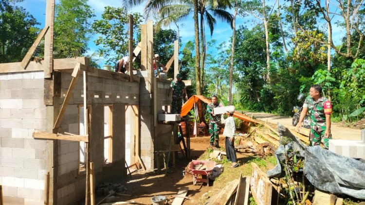 Danramil 11 Punggelan ikut Turun Sukseskan RTLH