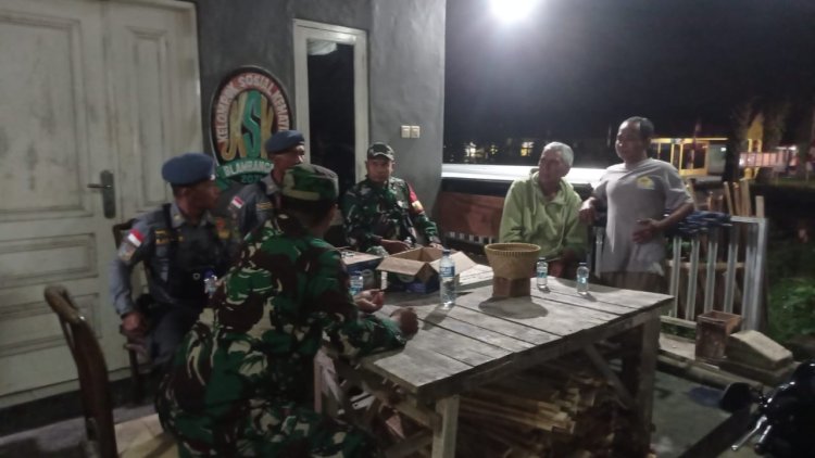 Perkuat Keamanan Desa, Babinsa Koramil 10/Bawang dan Linmas Bersinergi di Blambangan