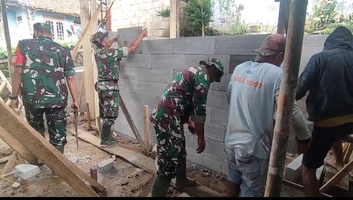 Babinsa Koramil 16/Pejawaran Bantu Pembangunan Rumah Tidak Layak Huni (RTLH) Guna Sukseskan Program Unggulan KASAD