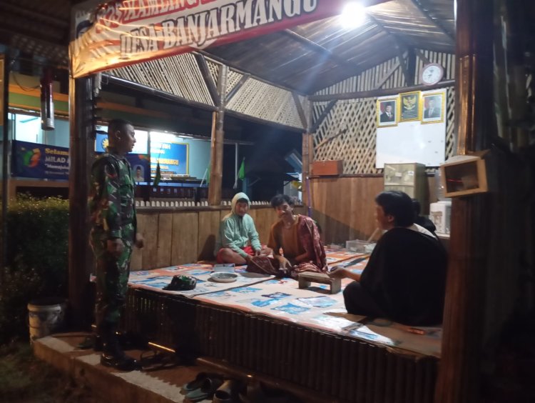 Pantau keamanan wilayah, Babinsa melaksanakan Patroli malam