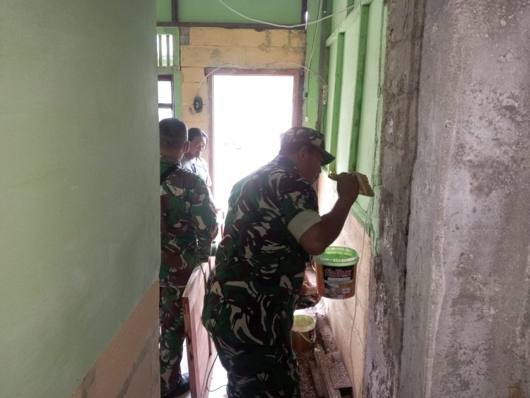 Anggota Koramil 01 Banjarnegara Bantu Warga Renovasi Rumah Tidak Layak Huni