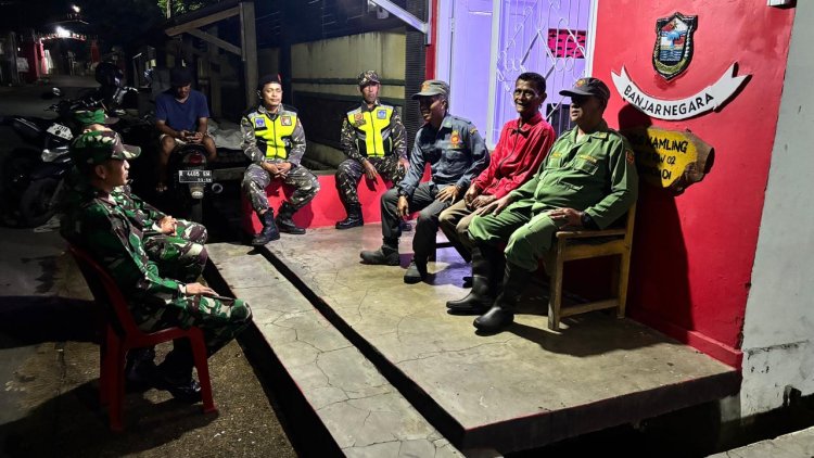 Babinsa Bersama  sat Linmas Tingkatkan Patroli Keamanan dan Pengecekan Poskamling
