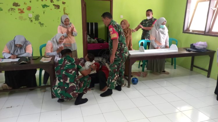 Babinsa Ikut Membantu Kegiatan Posyandu Balita