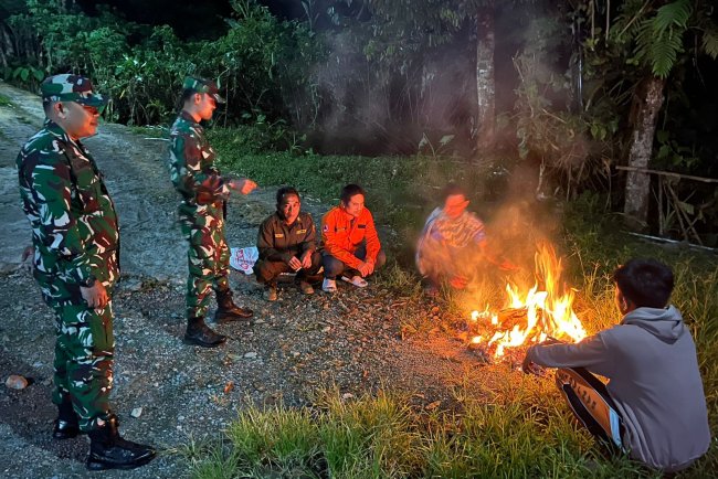 Wujudkan Kepedulian Dalam Menciptakan Kondusifitas Lingkungan Babinsa Patroli Malam