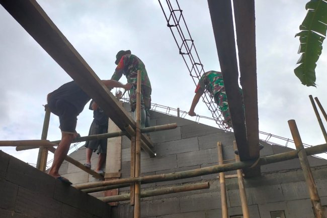 TNI bersama warga ikut Turun Sukseskan RTLH