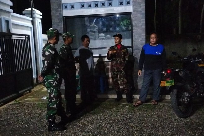 Babinsa Koramil 11/Punggelan Perkuat Ketahanan Wilayah melalui Patroli Malam