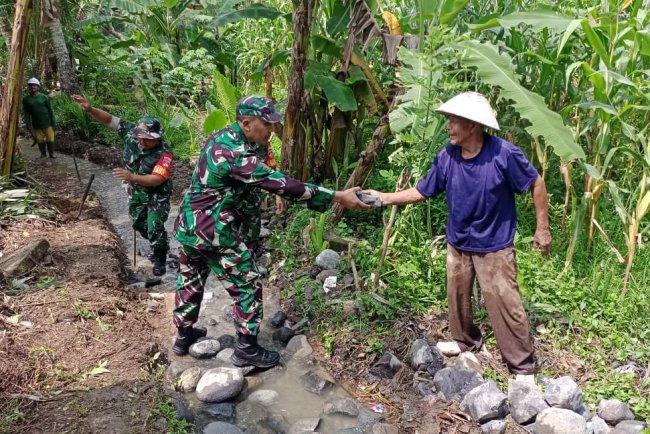Babinsa Koramil 14/Madukara Bantu Warga Bangun Saluran Irigasi