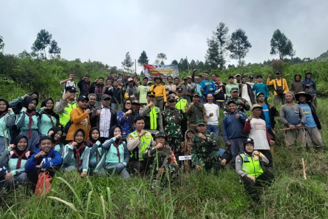 Anggota Koramil 17/Wanayasa Tanam bibit pohon Bersama komponen masyarakat