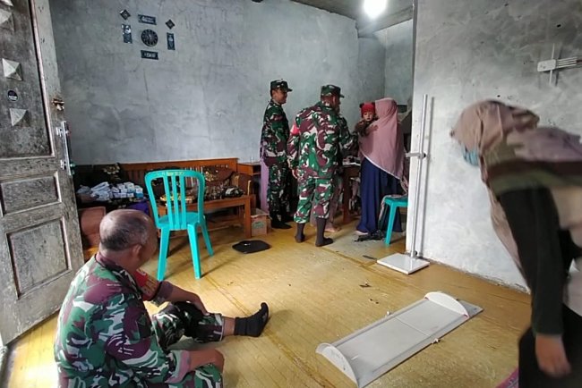 Cegah Stunting Koramil Bekerja Sama Dengan Puskesmas Laksanakan Posyandu Keliling