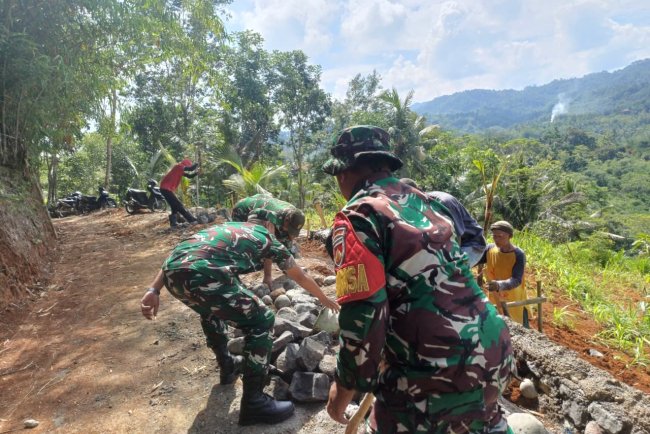 Babinsa bersama masyarakat bangun jalan usaha tani