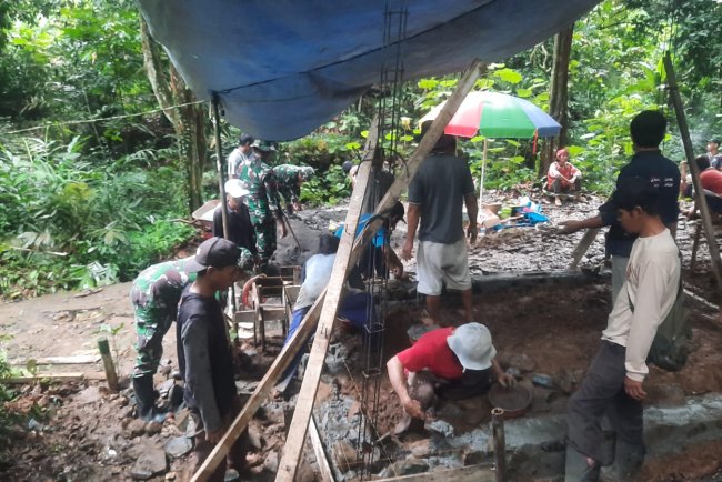 Gotong Royong Danramil Babinsa Dan Warga Pembangunan Rumah Tidak Layak Huni