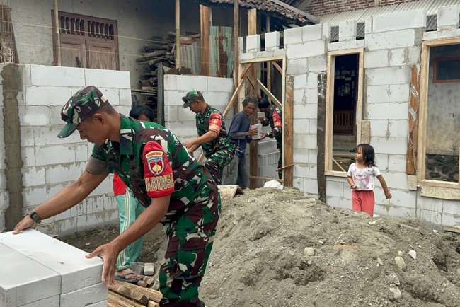 Babinsa Koramil 13 Banjarmangu Bantu Warga Bangun RTLH