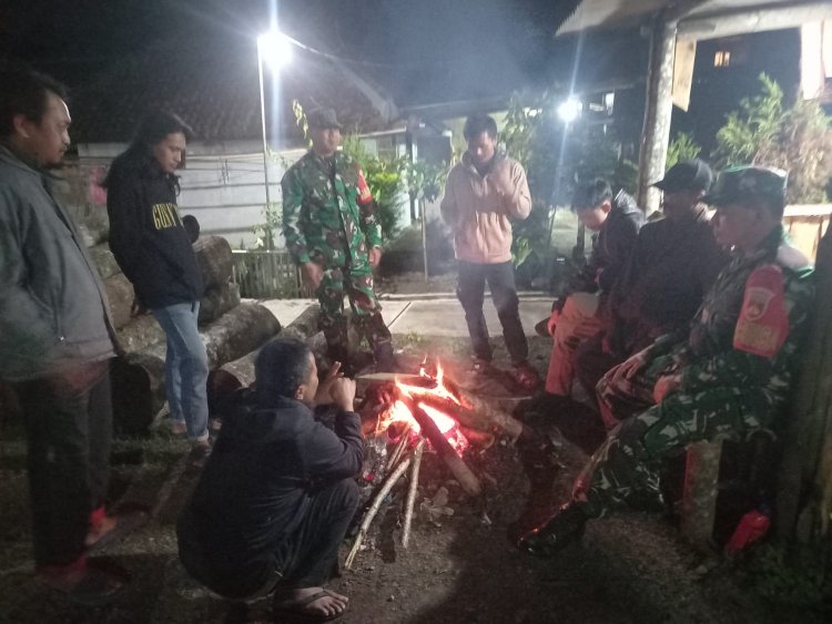 Patroli Siskamling Babinsa Koramil 04 Karangkobar Tingkatkan Keamanan Lingkungan