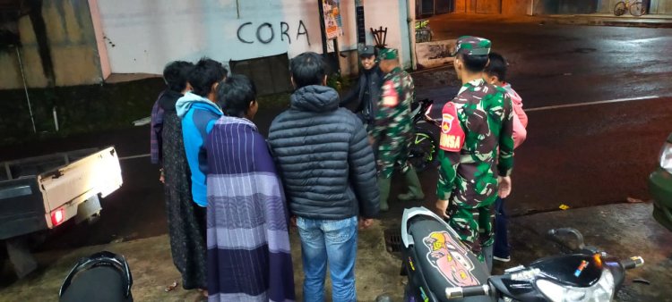 Antisipasi Gangguan Kamtibmas Babinsa Laksanakan Patroli Rutin Bersama Masyarakat