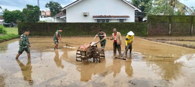 Babinsa Koramil 07/Mandiraja Dampingi Petani Olah Lahan Demi Swasembada Pangan