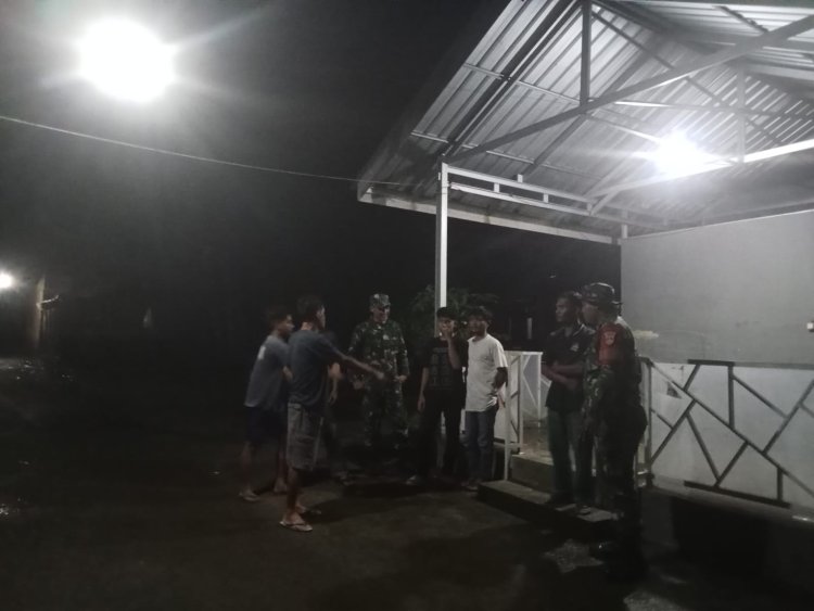 Babinsa Koramil 10/Bawang dan Warga Blambangan Perkuat Siskamling