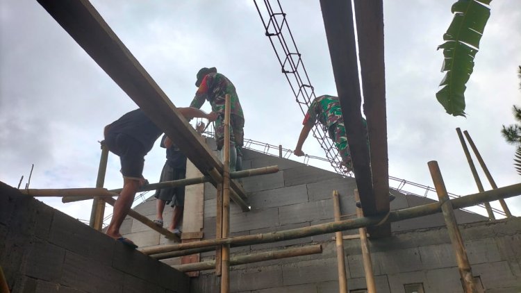 TNI bersama warga ikut Turun Sukseskan RTLH