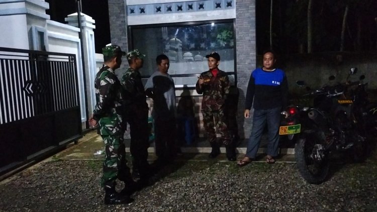Babinsa Koramil 11/Punggelan Perkuat Ketahanan Wilayah melalui Patroli Malam