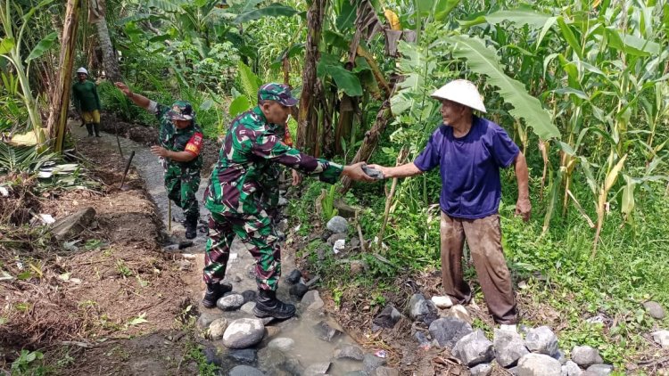 Babinsa Koramil 14/Madukara Bantu Warga Bangun Saluran Irigasi