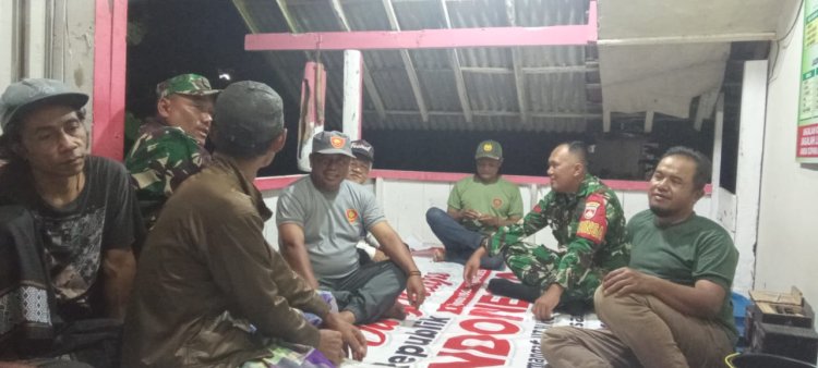 Babinsa Bersama Linmas Laksanakan Patroli Pos Kamling