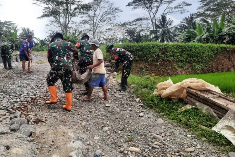 Koramil 03 Wanadadi Bersama Poktan Ngudi Rahayu Laksanakan Pengerasan Jalan Jaringan Utama Pertanian