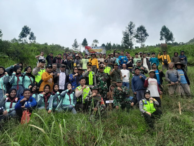 Anggota Koramil 17/Wanayasa Tanam bibit pohon Bersama komponen masyarakat