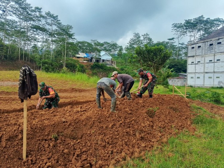 Babinsa Melaksanakan Gotong Royong Penggalian  Pondasi Pondok Pesantren AN-NUR