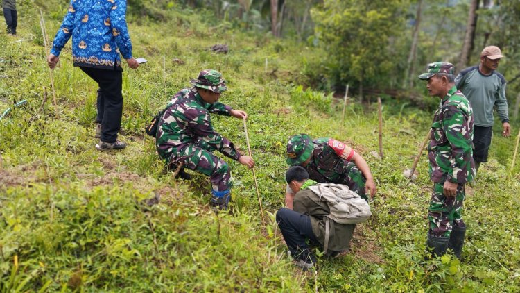 Koramil 10 Bawang dan Elemen Masyarakat Hijaukan Hutan Kebondalem