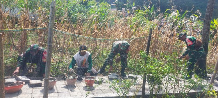 Danramil 06/Kalibening dan Warga Membuat Jalan Usaha Tani (JUT)
