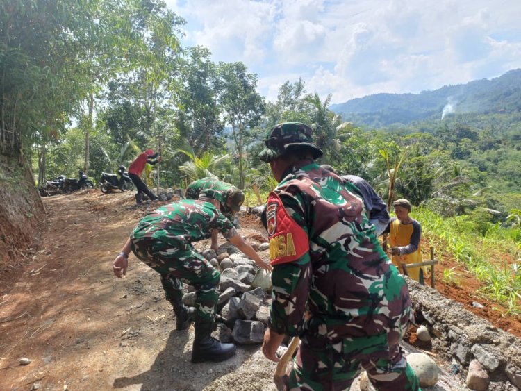 Babinsa bersama masyarakat bangun jalan usaha tani