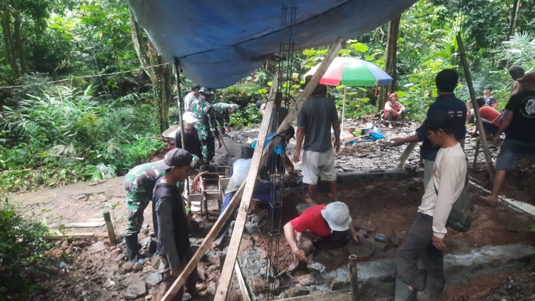 Gotong Royong Danramil Babinsa Dan Warga Pembangunan Rumah Tidak Layak Huni