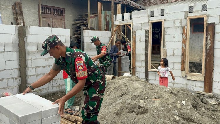 Babinsa Koramil 13 Banjarmangu Bantu Warga Bangun RTLH