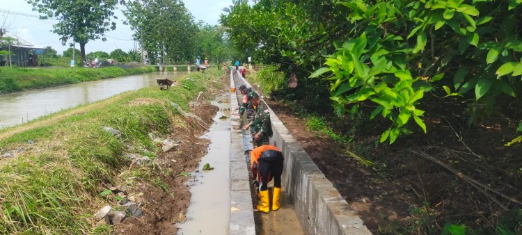 Babinsa Bersama Kelompok Tani Perbaikan Saluran Irigasi