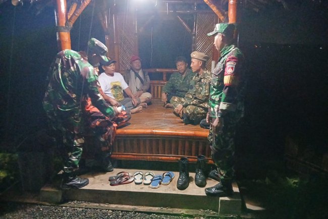 Babinsa Bersama Banser dan Pemuda Pancasila Laksanakan Patroli di Pos Ronda