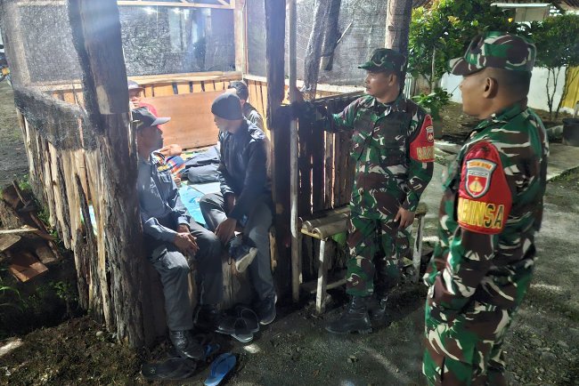 Babinsa Koramil Karangkobar Patroli Siskamling Bersama Warga Cegah Gangguan Kamtibmas