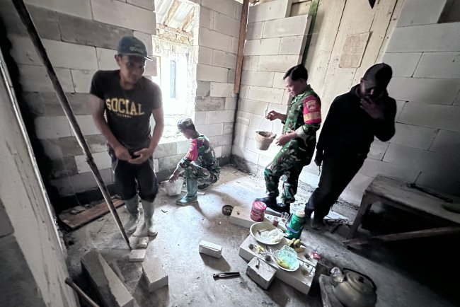 Kebersamaan Babinsa Kerja Bakti Bantu Bangun  Rumah Warga