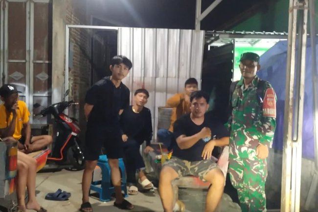 Babinsa Patroli Siskamling Desa Purwonegoro