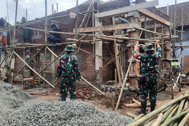 Koramil Wanadadi Laksanakan Karya Bakti RTLH di Desa Medayu