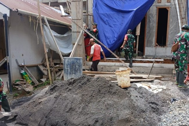 Danramil Kalibening Kerahkan Anggota Bantu Bedah Rumah RTLH Bapak Samidi