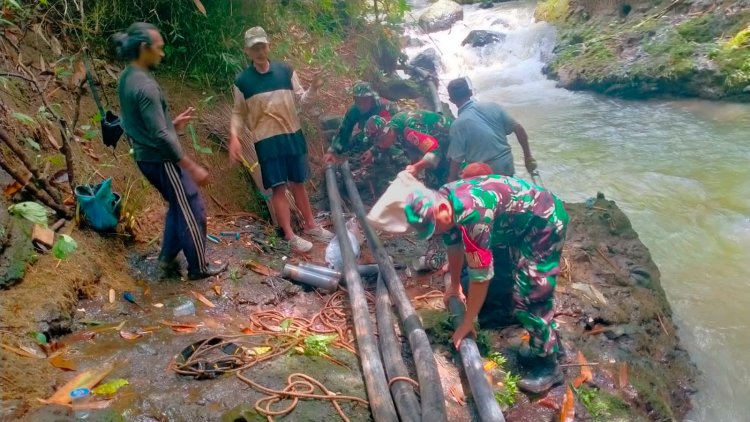 Babinsa Bendungan Bantu Pemasangan Pipa Saluran Air untuk Pengairan Sawah