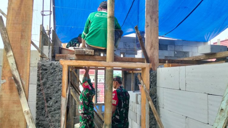 Babinsa Koramil 16 Pejawaran Bersama Masyarakat Kerja Bakti Pembangunan RTLH