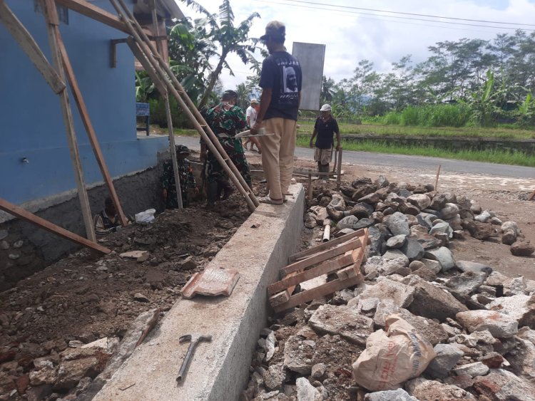 Gorong-gorong Jalan Usaha Tani Amblas, Koramil 03 Wanadadi Turun Tangan