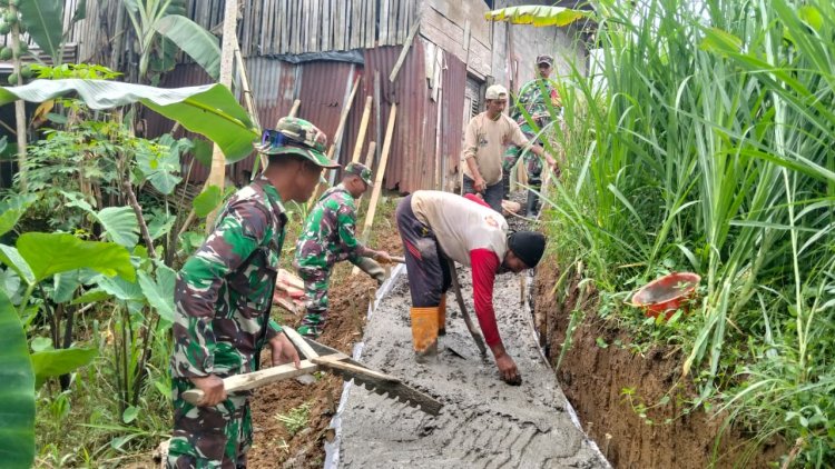 Babinsa Kerja Bakti bersama Masyarakat Pengecoran Jalan Usaha Tani