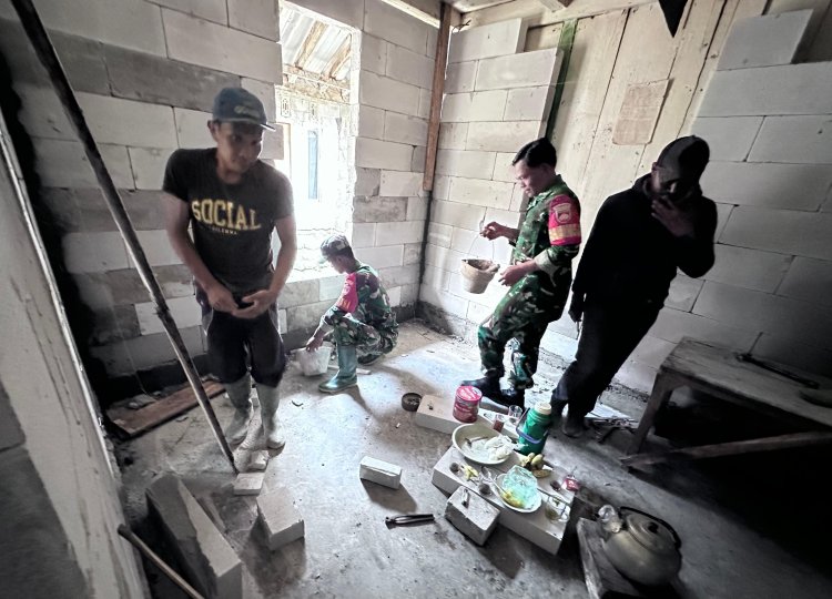 Kebersamaan Babinsa Kerja Bakti Bantu Bangun  Rumah Warga