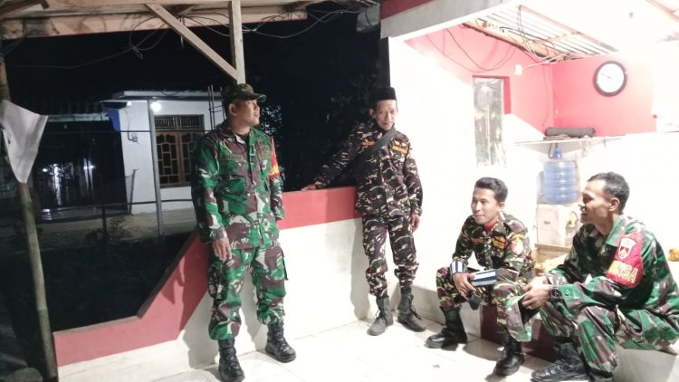 Babinsa Koramil 10 Bawang dan Banser Gelar Patroli Malam di Desa Wiramastra