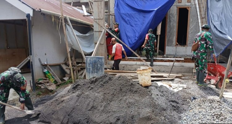 Danramil Kalibening Kerahkan Anggota Bantu Bedah Rumah RTLH Bapak Samidi