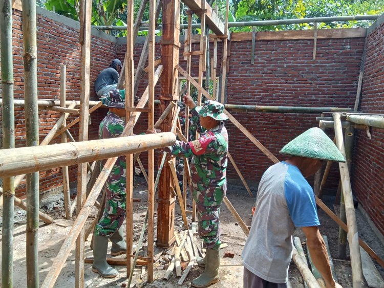 Koramil 08 Purwanegara bersama warga bergotong royong melaksanakan rehab Rumah