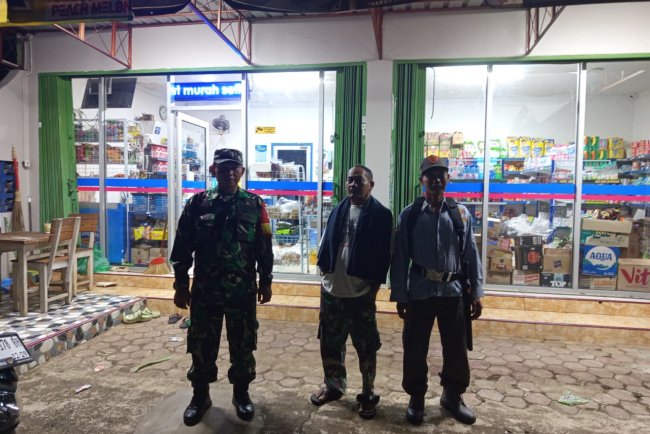 Jaga Keamanan Wilayah Babinsa Koramil 15 Rakit Melaksanakan Patroli