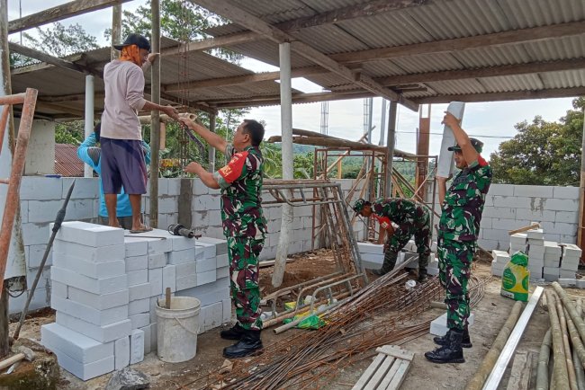 Program Unggulan KASAD Babinsa Koramil 13 Banjarmangu Bantu Warga Bangun RTLH