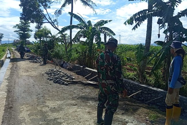 Perbaikan Irigasi di desa Gelang